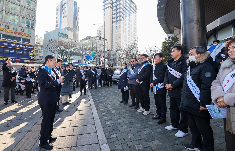 관세청은 공정거래위원회, 조달청, 경찰청, 서울특별시와 함께 외국산 의류의 원산지를 허위로 표시하여 판매하는 이른바 '라벨갈이' 행위를 근절하기 위해 2월 9일부터 5월 19일까지 100일간 범정부 합동 기획단속을 실시한다.