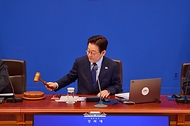 이재명 대통령이 2월 10일 청와대에서 열린 국무회의에서 의사봉을 두드리며 개회 선언을 하고 있다.