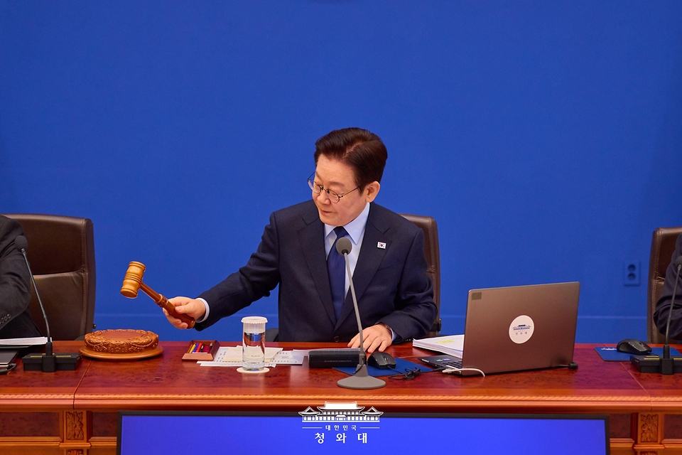 이재명 대통령이 2월 10일 청와대에서 열린 국무회의에서 의사봉을 두드리며 개회 선언을 하고 있다.