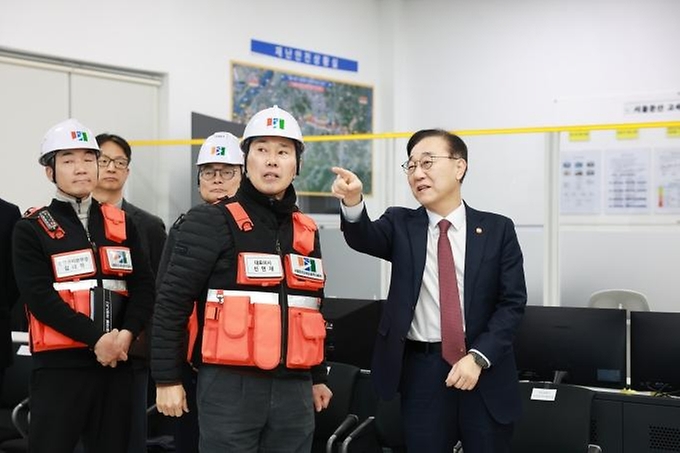 김윤덕 국토교통부 장관이 2월 11일 경기 고양시 서울문산고속도로에서 도로제설 대응 태세를 점검하고 있다.