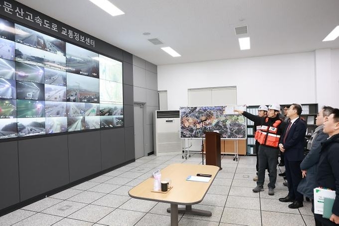 김윤덕 국토교통부 장관이 2월 11일 경기 고양시 서울문산고속도로에서 도로제설 대응 태세를 점검하고 있다.
