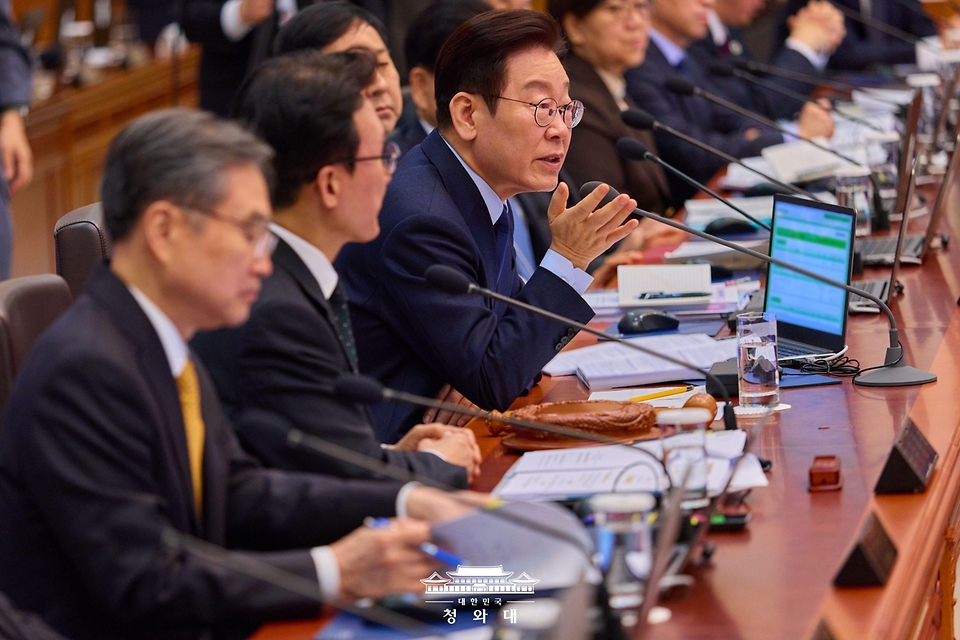 이재명 대통령이 2월 10일 청와대에서 열린 국무회의에서 발언하고 있다.