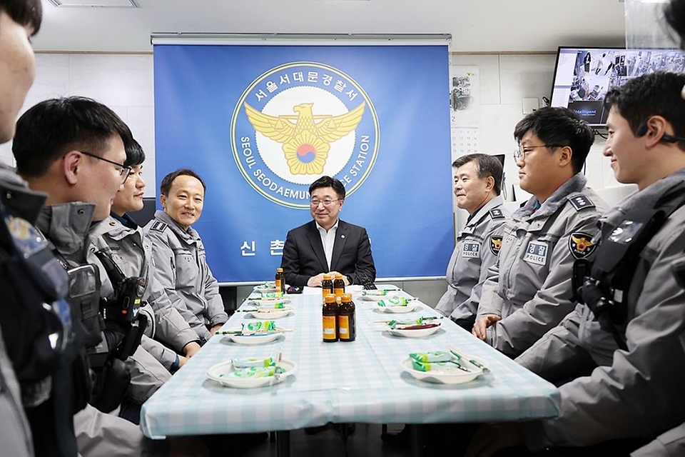 윤호중 행정안전부 장관이 2월 10일 설 명절을 앞두고 서울 은평구 소재 사회복지시설 성우회양로원을 방문해 어르신들과 새해 인사를 나누고 있다.