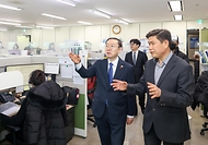 이명구 관세청장은 1월 29일 정부과천청사에 있는 관세청 고객지원센터(콜센터)를 방문해 국민의 관세 상담 편의를 높이기 위한 ‘챗봇 관세상담 서비스’ 개통식에 참석하고, 서비스 개통 상황을 점검했다.