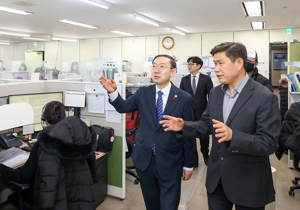 이명구 관세청장은 1월 29일 정부과천청사에 있는 관세청 고객지원센터(콜센터)를 방문해 국민의 관세 상담 편의를 높이기 위한 ‘챗봇 관세상담 서비스’ 개통식에 참석하고, 서비스 개통 상황을 점검했다.