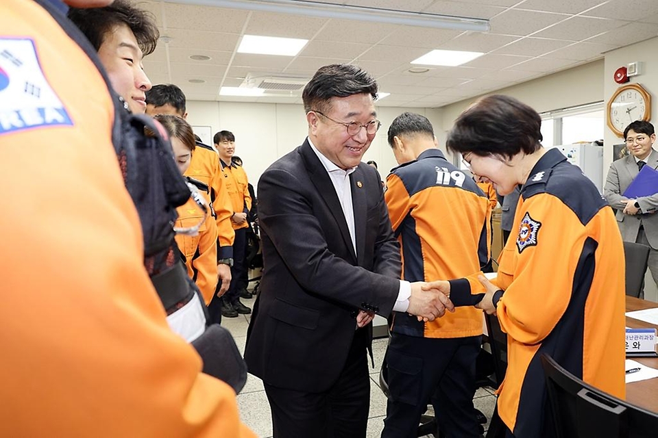 윤호중 행정안전부 장관이 2월 10일 설 명절을 앞두고 서울 은평구 소재 사회복지시설 성우회양로원을 방문해 어르신들과 새해 인사를 나누고 있다.