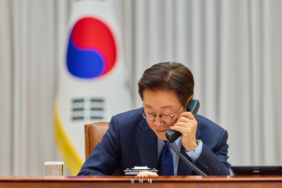 이재명 대통령이 2월 10일 청와대에서 마크 루터 북대서양조약기구(NATO) 사무총장과 통화하고 있다.