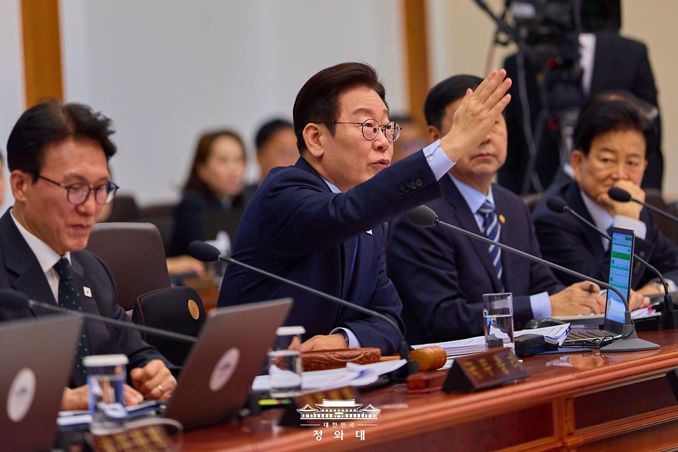 이재명 대통령이 2월 10일 청와대에서 열린 국무회의에서 발언하고 있다.