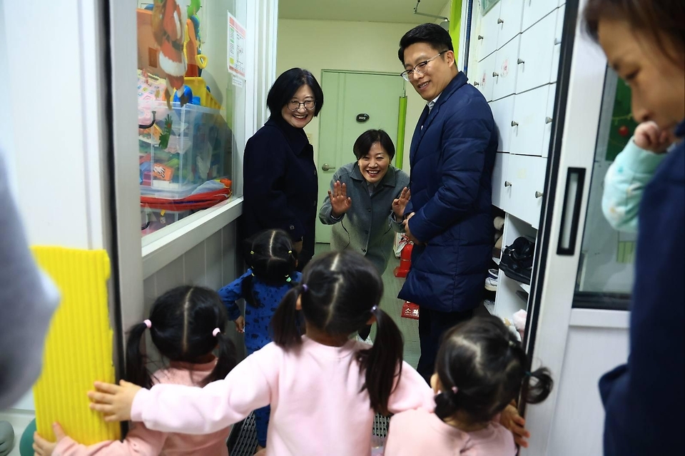 송미령 농림축산식품부 장관이 2월 11일 전통시장 농축산물 할인행사 현장 점검 및 사회복지시설을 방문하고 있다.