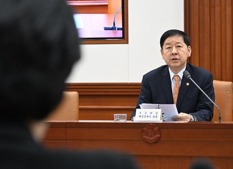 구윤철 부총리 겸 재정경제부 장관이 2월 11일 서울 종로구 정부서울청사에서 열린 '민생물가 특별관리 관계장관 TF 1차 회의'를 주재, 모두발언을 하고 있다.