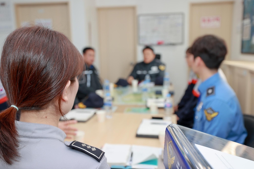 장인식 해양경찰청장 직무대행이 2월 9일 인천종합어시장, 인천항여객터미널, 인항파출소, 인천항 해상교통관제센터(VTS)를 방문, 설 명절 대비 현장 안전 점검을 하고 있다.