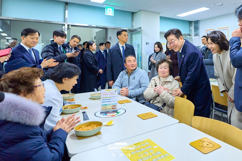 이재명 대통령과 김혜경 여사가 2월 11일 충북 충주시건강복지타운 그냥드림 사업장에서 시민들과 대화하고 있다.