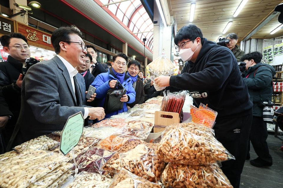 김민석 국무총리가 2월 12일 설을 앞두고 물가를 점검하기 위해 청주 육거리종합시장을 찾아 상인들과 인사를 나누고 있다.