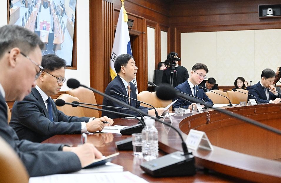 구윤철 부총리 겸 재정경제부 장관이 2월 11일 서울 종로구 정부서울청사에서 열린 '민생물가 특별관리 관계장관 TF 1차 회의'를 주재, 모두발언을 하고 있다.