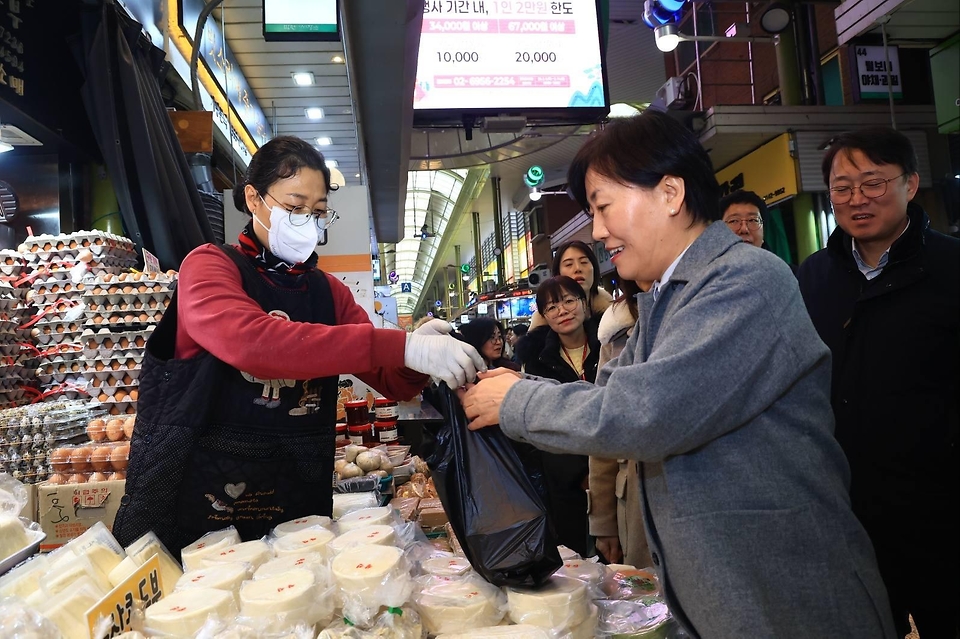 송미령 농림축산식품부 장관이 2월 11일 전통시장 농축산물 할인행사 현장 점검 및 사회복지시설을 방문하고 있다.