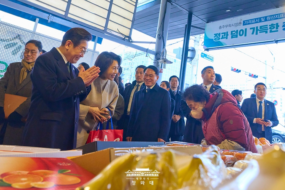 이재명 대통령과 김혜경 여사가 2월 11일 충북 충주시 무학시장을 방문해 상인과 인사하고 있다. 