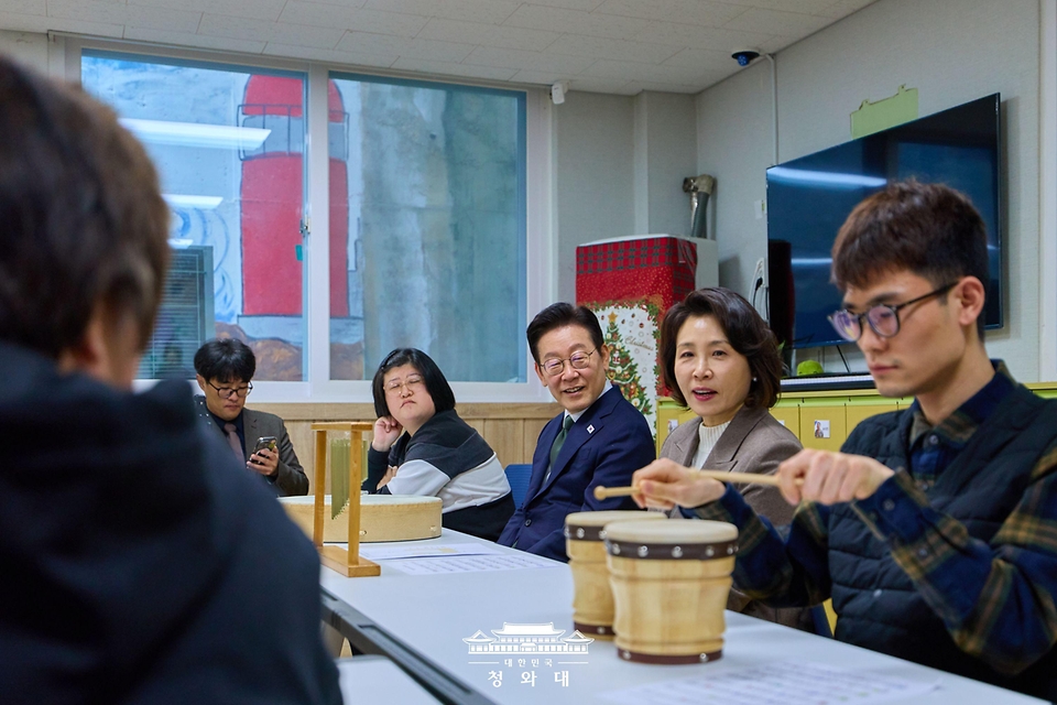 이재명 대통령과 김혜경 여사가 2월 11일 충북장애인종합복지관을 방문해 음악치료 프로그램 참석자들의 악기 연주하는 모습을 바라보고 있다.