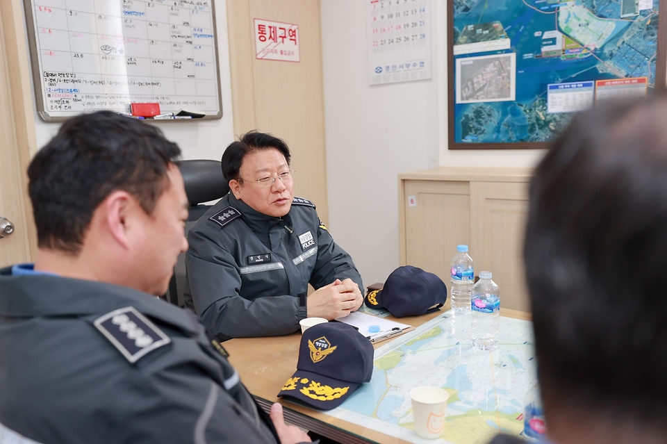 장인식 해양경찰청장 직무대행이 2월 9일 인천종합어시장, 인천항여객터미널, 인항파출소, 인천항 해상교통관제센터(VTS)를 방문, 설 명절 대비 현장 안전 점검을 하고 있다.