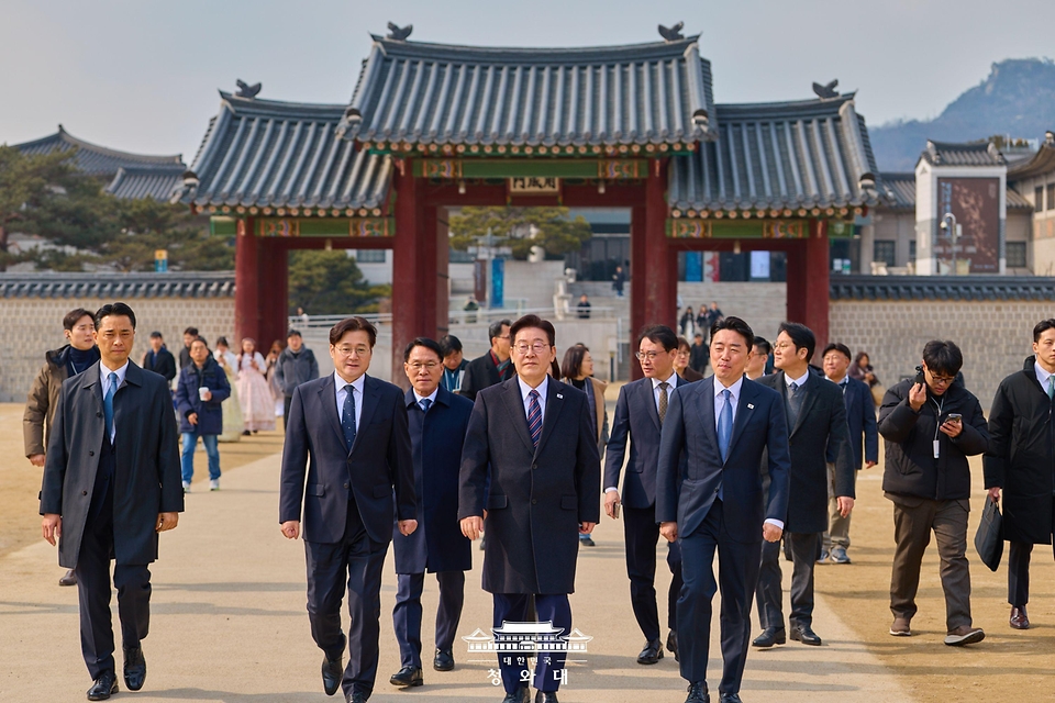 이재명 대통령이 2월 12일 서울 종로구 경복궁에서 강훈식 비서실장, 홍익표 정무수석 등 참모진과 오찬을 마친 뒤 산책을 하고 있다.