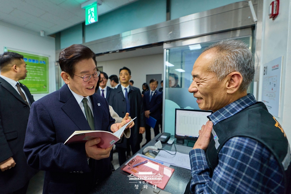 이재명 대통령과 2월 11일 충북 충주시 충주시건강복지타운 내 그냥드림 코너를 방문해 운영 현황을 점검하고 있다.