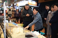 송미령 농림축산식품부 장관이 2월 11일 전통시장 농축산물 할인행사 현장 점검 및 사회복지시설을 방문하고 있다.