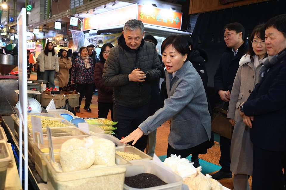송미령 농림축산식품부 장관이 2월 11일 전통시장 농축산물 할인행사 현장 점검 및 사회복지시설을 방문하고 있다.