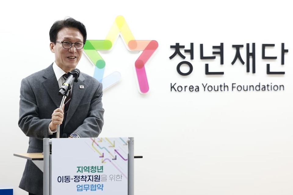 김민석 국무총리가 2월 12일 종로구 청년재단에서 열린 지역 청년 이동·정착 지원을 위한 청년재단-은행권 업무협약식에 참석, 축사를 하고 있다.