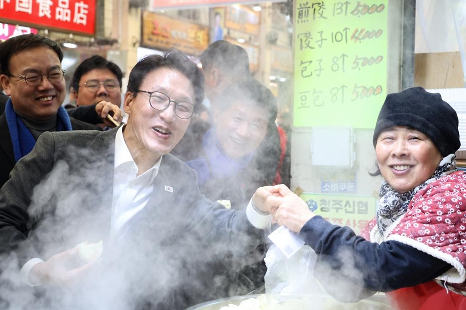 김민석 국무총리가 2월 12일 설을 앞두고 물가를 점검하기 위해 청주 육거리종합시장을 찾아 상인들과 인사를 나누고 있다.