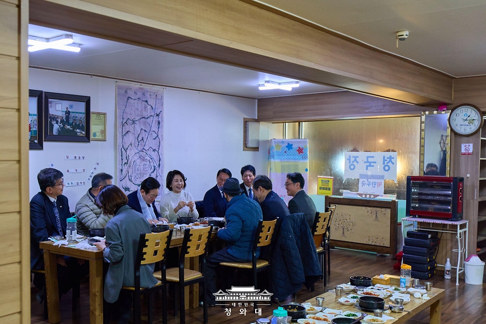 이재명 대통령과 김혜경 여사가 2월 11일 충북 충주시 무학시장 내 식당에서 상인회장, 식당 주인 부부, 청와대 직원들과 오찬을 하고 있다.