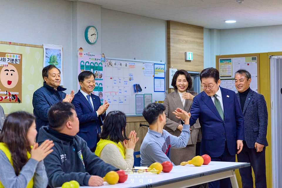 이재명 대통령과 김혜경 여사가 2월 11일 충북장애인종합복지관을 방문해 음악치료 프로그램 참석자들과 인사하고 있다.