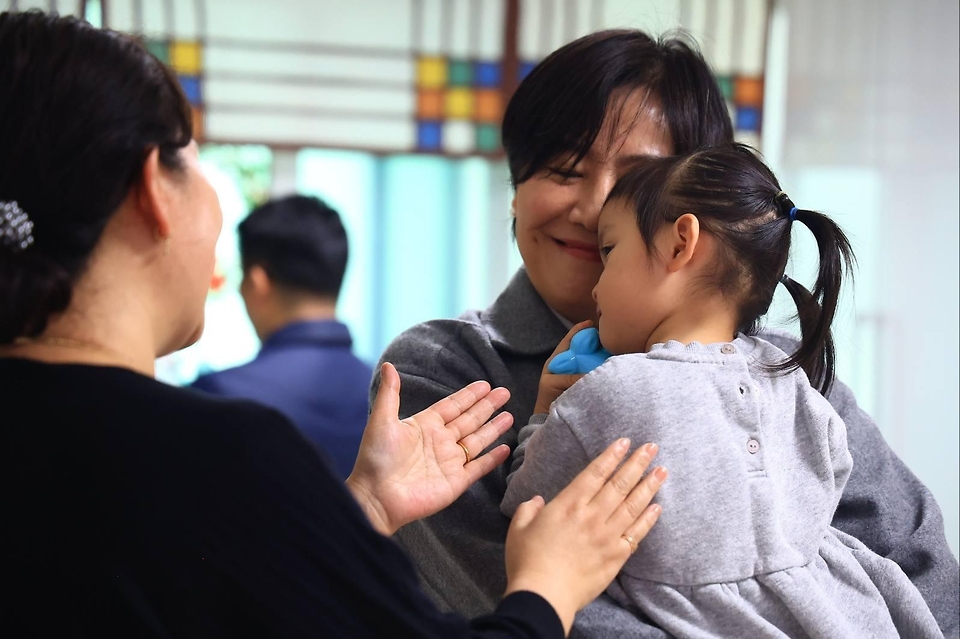 송미령 농림축산식품부 장관이 2월 11일 전통시장 농축산물 할인행사 현장 점검 및 사회복지시설을 방문하고 있다.