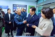 이재명 대통령과 김혜경 여사가 2월 11일 충북 충주시건강복지타운 그냥드림 사업장을 방문해 관계자들과 인사하고 있다.