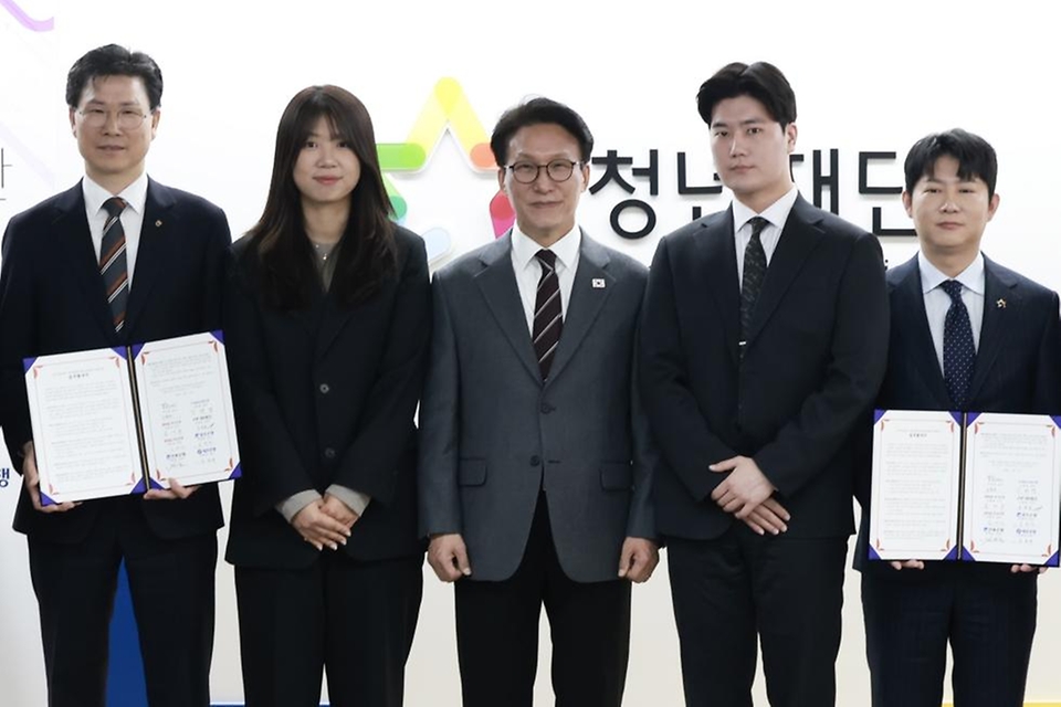 김민석 국무총리가 2월 12일 종로구 청년재단에서 열린 지역 청년 이동·정착 지원을 위한 청년재단-은행권 업무협약식에서 기념촬영을 하고 있다.