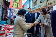 이재명 대통령과 김혜경 여사가 2월 11일 충북 충주시 무학시장을 방문해 상인과 인사하고 있다.