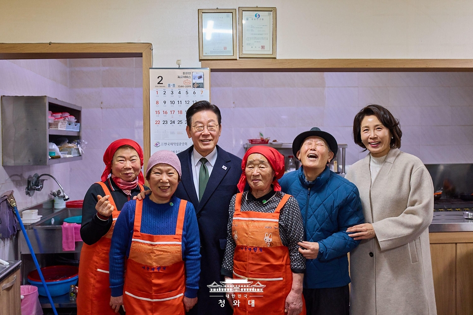 이재명 대통령과 김혜경 여사가 2월 11일 충북 충주시 무학시장을 방문해 상인들과 기념 사진을 찍고 있다.