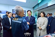 이재명 대통령과 김혜경 여사가 2월 11일 충북 충주시건강복지타운 그냥드림 사업장을 방문해 관계자들과 인사하고 있다.