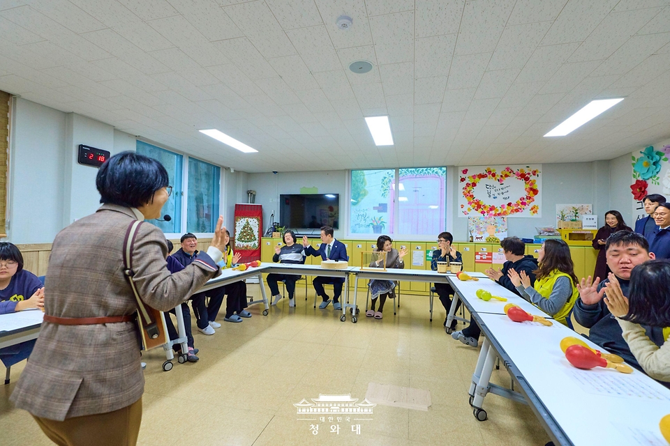 이재명 대통령과 김혜경 여사가 2월 11일 충북장애인종합복지관을 방문해 음악치료 프로그램 참석자들과 인사하고 있다.