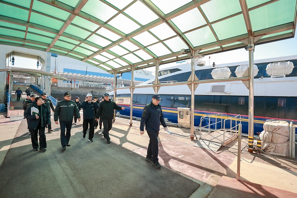 장인식 해양경찰청장 직무대행이 2월 9일 인천종합어시장, 인천항여객터미널, 인항파출소, 인천항 해상교통관제센터(VTS)를 방문, 설 명절 대비 현장 안전 점검을 하고 있다.