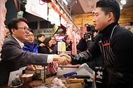 김민석 국무총리가 2월 12일 설을 앞두고 물가를 점검하기 위해 청주 육거리종합시장을 찾아 상인들과 인사를 나누고 있다.