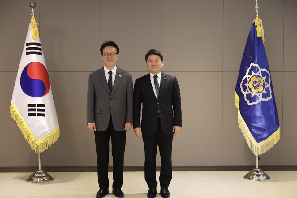 김민석 국무총리가 2월 13일 세종 다솜로 정부세종청사에서 열린 차관급 임명장 수여식에서 임명장 전달 및 기념촬영을 하고 있다.