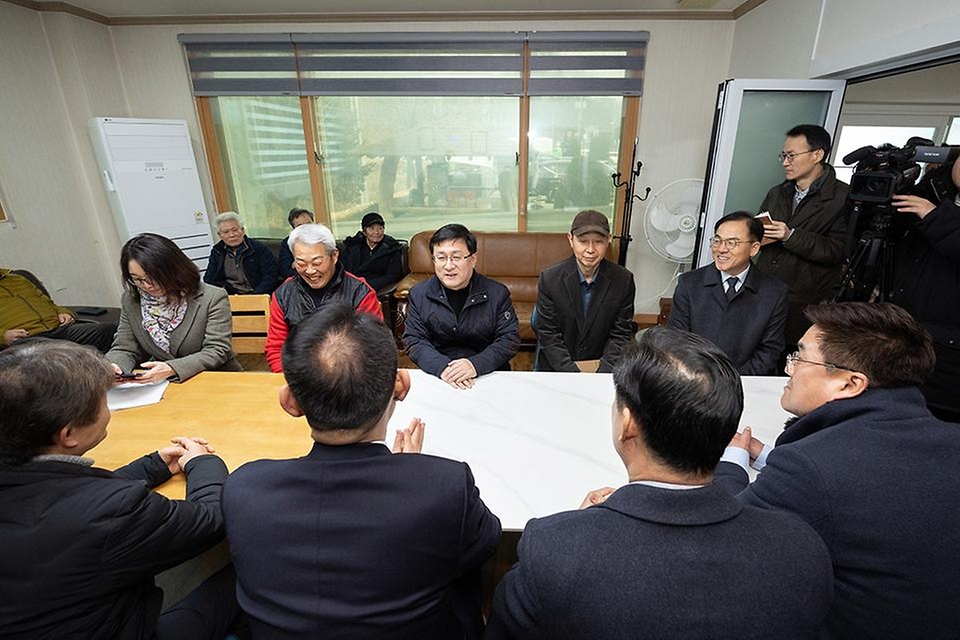 김성환 기후에너지환경부 장관이 2월 13일 경기도 여주시 율극1리 마을회관에서 한강수계 햇빛소득마을 조성사업 계획을 설명 듣고 사업 관계자 및 마을 주민들과 의견을 나누고 있다.