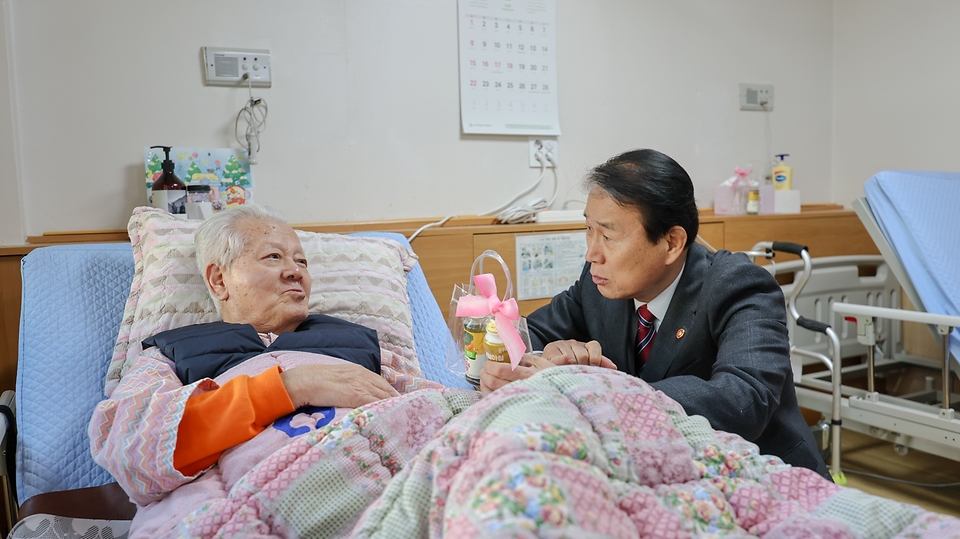 권오을 국가보훈부 장관이 설날을 맞아 2월 12일 오후 경기도 수원시 보훈요양원을 방문해 국가유공자들을 만나 위문을 하고 있다.