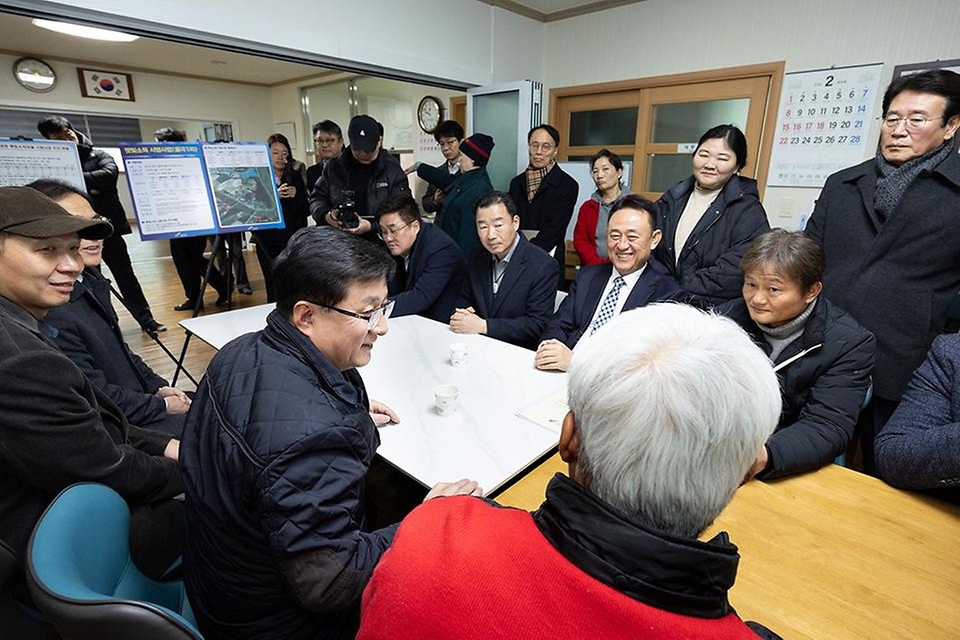 김성환 기후에너지환경부 장관이 2월 13일 경기도 여주시 율극1리 마을회관에서 한강수계 햇빛소득마을 조성사업 계획을 설명 듣고 사업 관계자 및 마을 주민들과 의견을 나누고 있다.