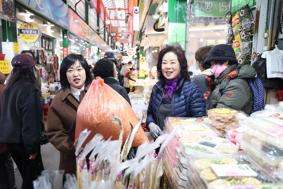 홍소영 병무청장이 2월 12일 설날을 맞아 도마큰시장에서 물품 구매 후 평강의 집을 방문해 명절 용품을 전달하고 있다.