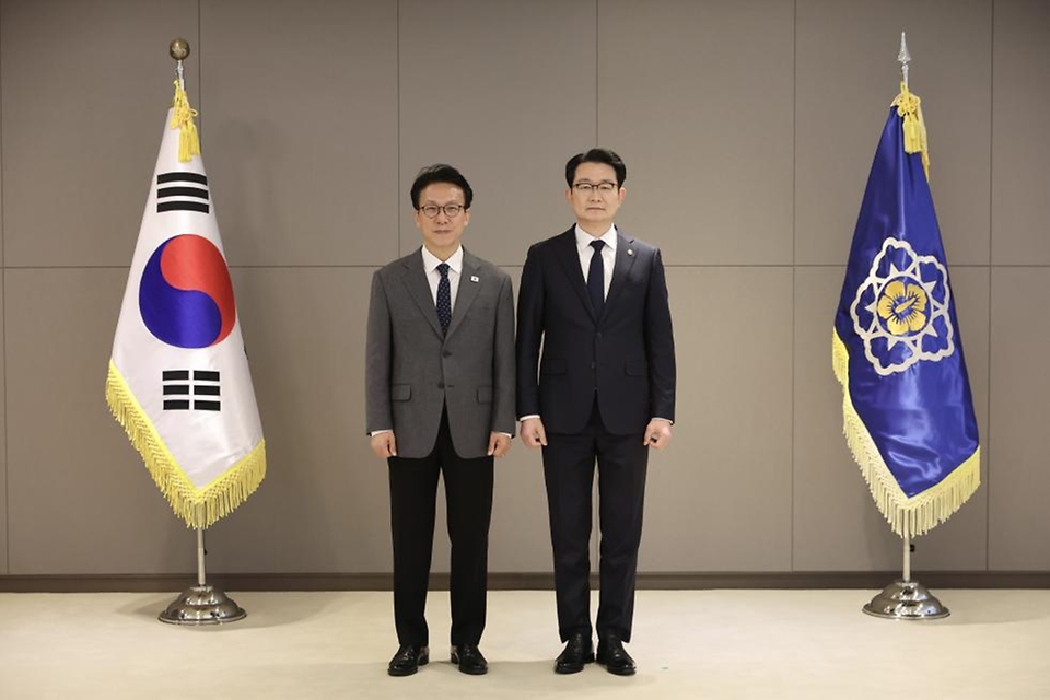 김민석 국무총리가 2월 13일 세종 다솜로 정부세종청사에서 열린 차관급 임명장 수여식에서 임명장 전달 및 기념촬영을 하고 있다.