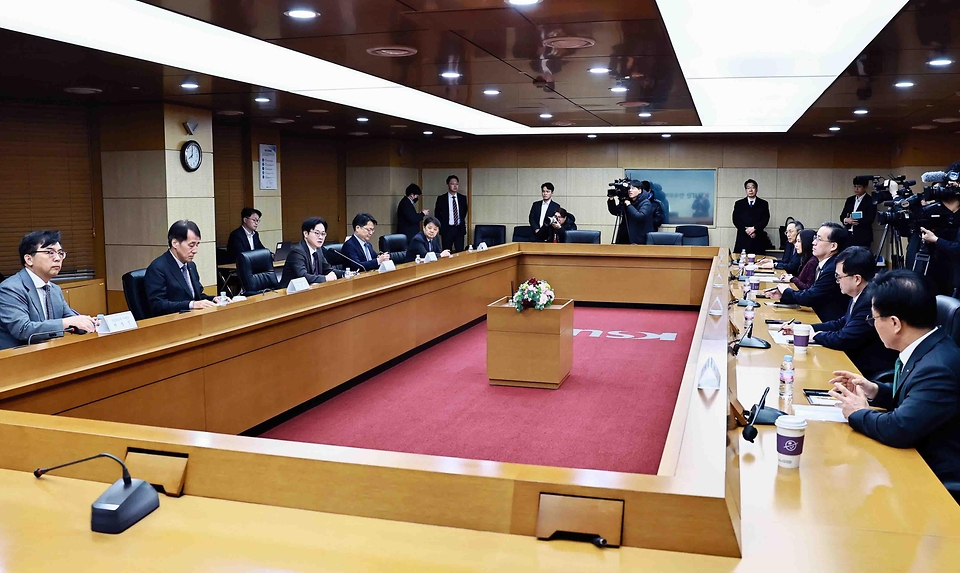 김정관 산업통상부 장관이 2월 13일 서울 종로구 한국무역보험공사 중회의실에서 재정경제부, 외교부 등 관계 부처와 한국수출입은행, 한국산업은행, 한국무역보험공사의 관계자 등이 참석한 가운데 열린 '제1차 한미 전략적 투자 MOU 이행위원회'를 주재하고 인사말을 한 후 한미 관세협의 이행 동향을 공유하고 한미 전략적 투자 후보 프로젝트의 검토 방향과 향후 추진 절차를 논의하고 있다.