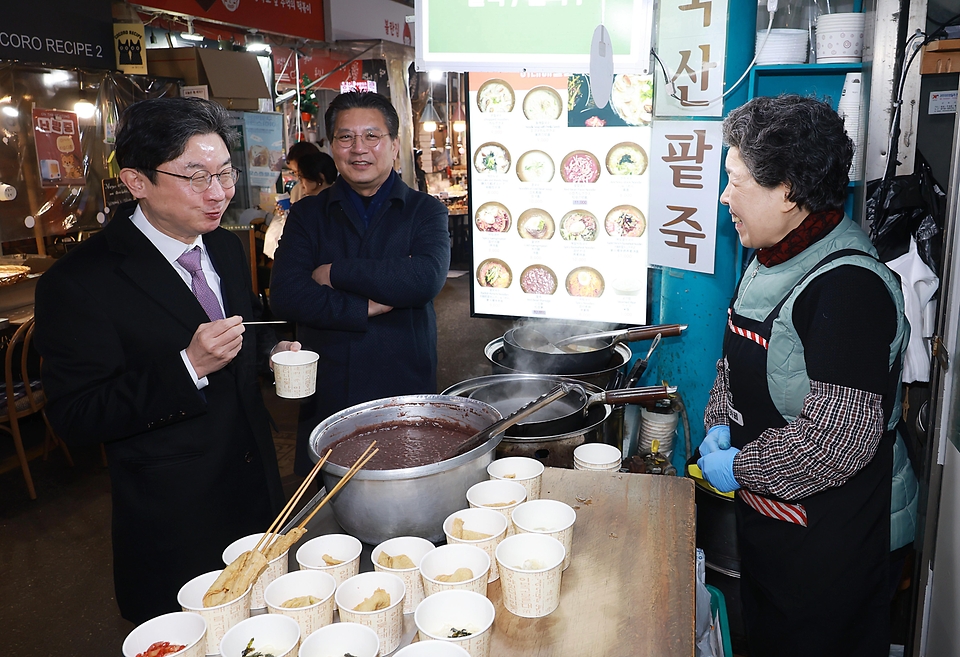 이억원 금융위원장이 2월 13일 서울 종로구 통인시장을 방문해 고기, 한과, 떡 등을 직접 구입하며, 시장 상인들로부터 최근 전통시장 설 경기와 애로사항을 청취 후 금융위가 추진하고 있는 상인들에 대한 민생금융지원 방안에 대해 이야기를 나누고 있다.