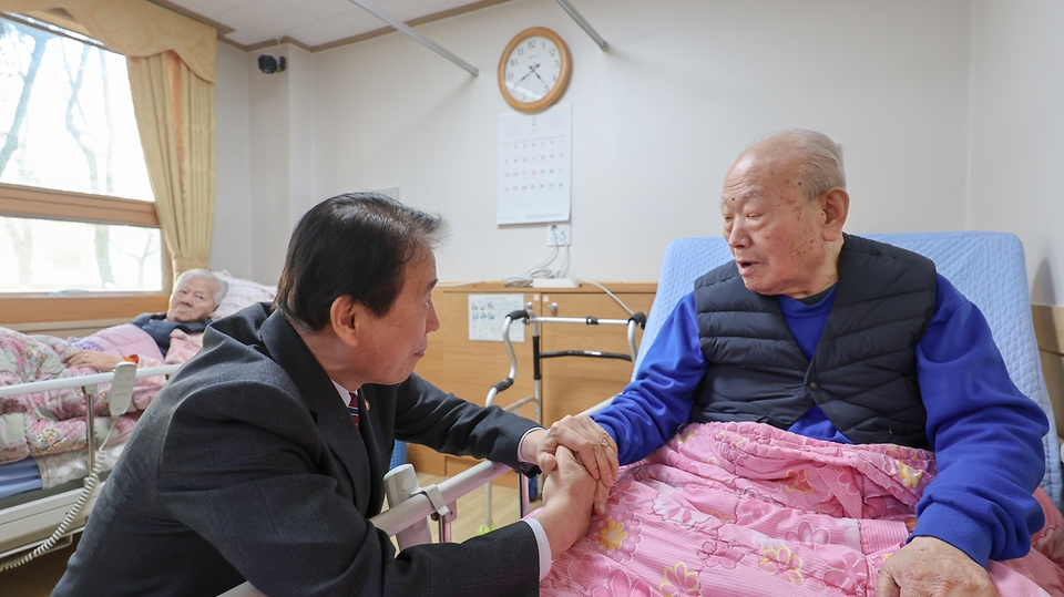 권오을 국가보훈부 장관이 설날을 맞아 2월 12일 오후 경기도 수원시 보훈요양원을 방문해 국가유공자들을 만나 위문을 하고 있다.