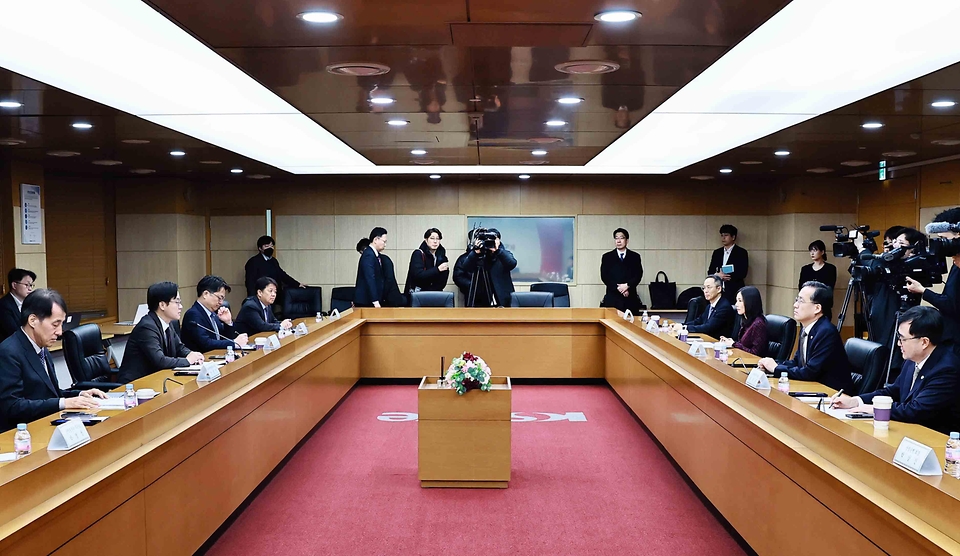 김정관 산업통상부 장관이 2월 13일 서울 종로구 한국무역보험공사 중회의실에서 재정경제부, 외교부 등 관계 부처와 한국수출입은행, 한국산업은행, 한국무역보험공사의 관계자 등이 참석한 가운데 열린 '제1차 한미 전략적 투자 MOU 이행위원회'를 주재하고 인사말을 한 후 한미 관세협의 이행 동향을 공유하고 한미 전략적 투자 후보 프로젝트의 검토 방향과 향후 추진 절차를 논의하고 있다.