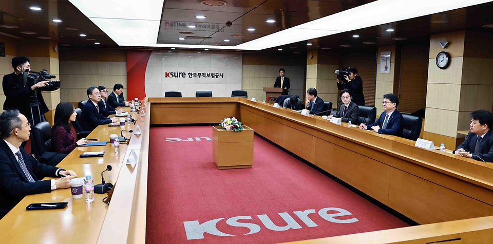 김정관 산업통상부 장관이 2월 13일 서울 종로구 한국무역보험공사 중회의실에서 재정경제부, 외교부 등 관계 부처와 한국수출입은행, 한국산업은행, 한국무역보험공사의 관계자 등이 참석한 가운데 열린 '제1차 한미 전략적 투자 MOU 이행위원회'를 주재하고 인사말을 한 후 한미 관세협의 이행 동향을 공유하고 한미 전략적 투자 후보 프로젝트의 검토 방향과 향후 추진 절차를 논의하고 있다.